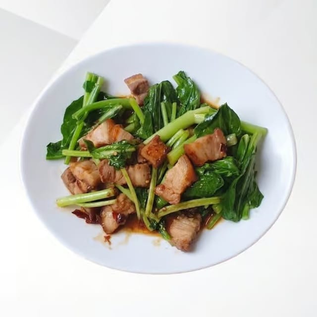 Kana Moo Krob (Crispy Pork with Chinese Broccoli).