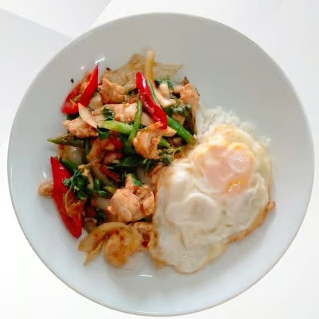 Pad Kra Pow (ผัดกระเพรา).